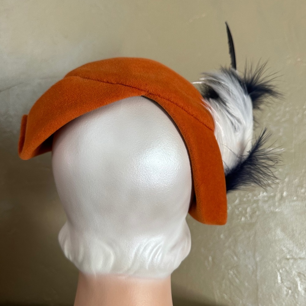 IMPOSING 1950s' DESIGNER MR. JOHN ORANGE FELT CLOCHE  + NAVY/WHITE FEATHERS - Picture 4 of 11